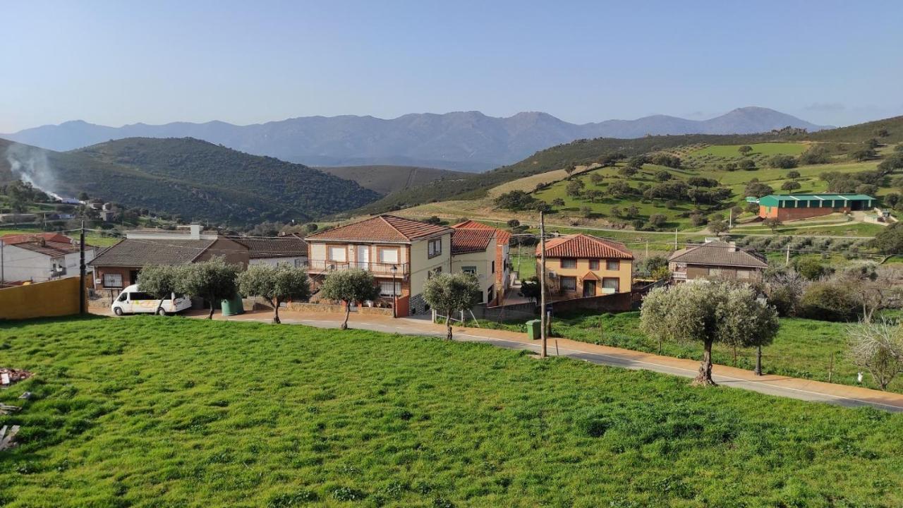 Casa Rural La Colmena Del Geoparque Navatrasierra Luaran gambar